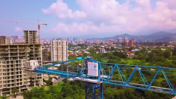 Vista Vicino Drone Una Gru Torre Sullo Sfondo Del Settore — Video Stock