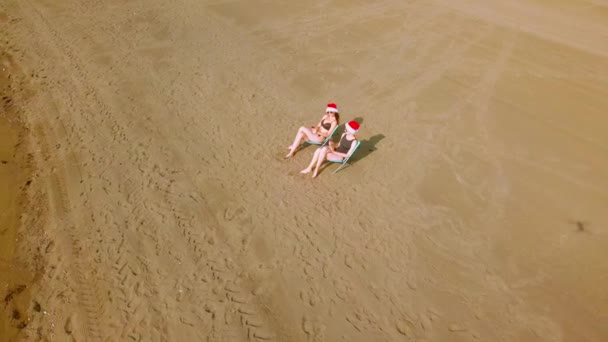 Schieten Met Drone Twee Mooie Meisjes Bikini Zitten Stoelen Kerstman — Stockvideo