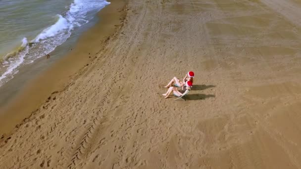 Vacaciones Navidad Playa Mujeres Viajeras Santa Claus Sombrero Bikini Disfrute — Vídeo de stock