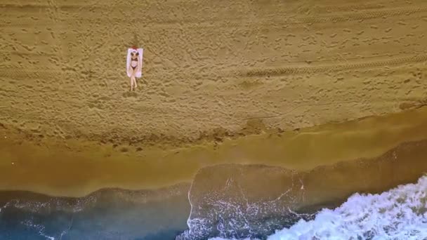 Σκοποβολή Drone Όμορφο Κορίτσι Μπικίνι Βρίσκεται Στην Παραλία Στο Καπέλο — Αρχείο Βίντεο