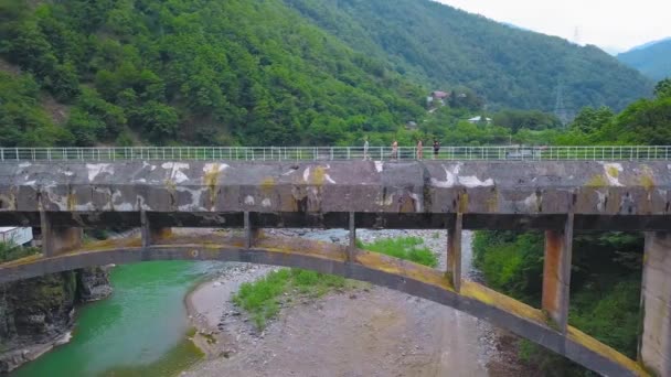 Compagnia Quattro Persone Piedi Attraverso Grande Ponte Pedonale Cemento Sopra — Video Stock