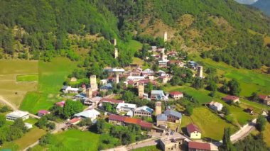 Güneşli bir sonbahar gününde, Mestia köyünün güzel manzarası, Svaneti, Georgia. Köy dağlarla çevrili, güzel sonbahar manzarası. Dağ nehri şehrin dağlarının eteklerinde yer alır..