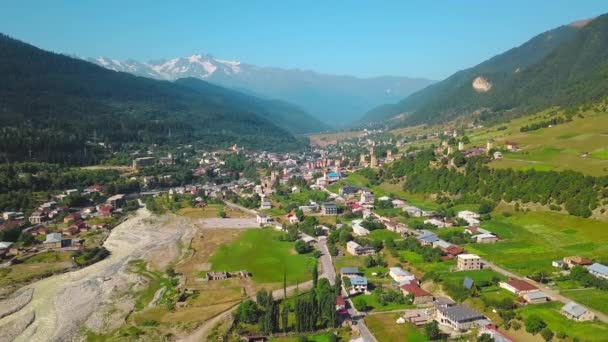 Gyönyörű Kilátás Nyílik Mestia Falu Napsütéses Fényes Őszi Napon Szvaneti — Stock videók