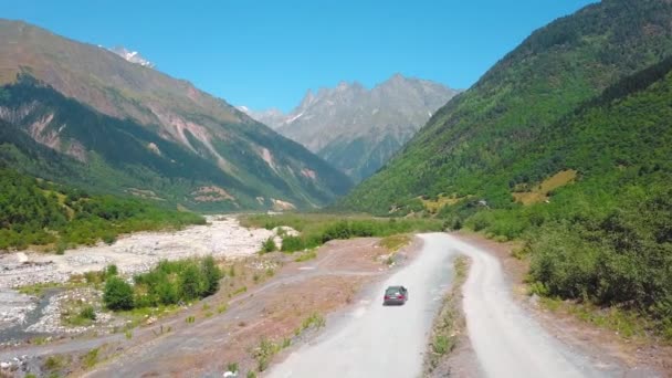 Voiture Déplace Long Route Poussiéreuse Entre Les Montagnes Dans Les — Video