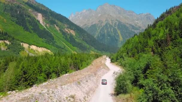 Auto Bewegt Sich Auf Staubiger Straße Zwischen Bergen Schluchten Gebirgsfluss — Stockvideo