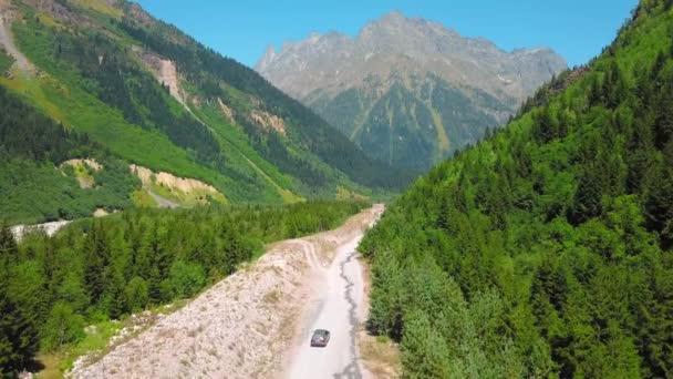 Auto Bewegt Sich Auf Staubiger Straße Zwischen Bergen Schluchten Gebirgsfluss — Stockvideo