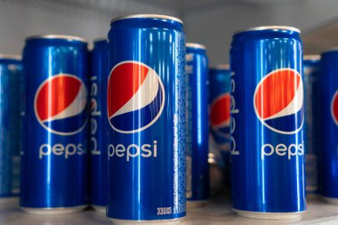 Batumi, Gürcistan - 14 Ağustos 2022: Dükkandaki rafta alkolsüz Pepsi kutularına yakın çekim