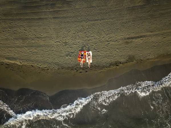 Vista Aérea Desde Dron Dos Mujeres Jóvenes Delgadas Sombrero Santa — Foto de Stock