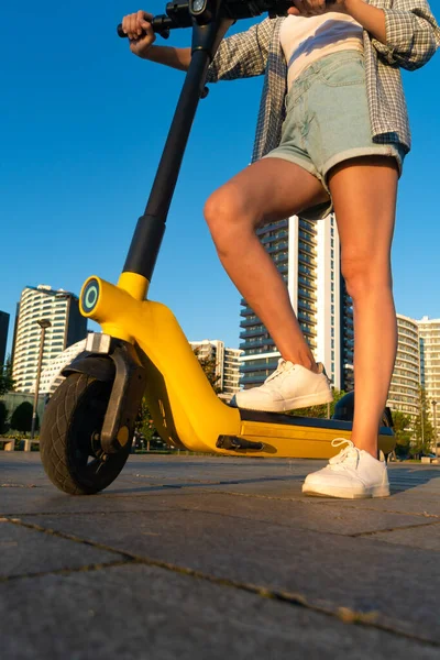 Primo Piano Sottili Gambe Femminili Abbronzate Pantaloncini Jeans Scarpe Ginnastica — Foto Stock