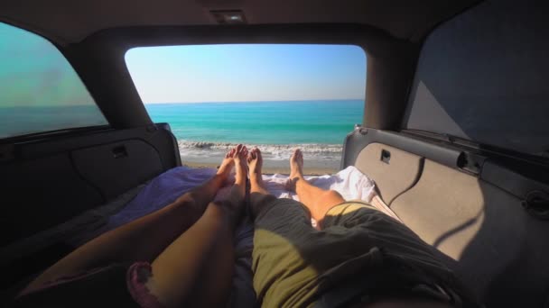 Мужчина Женщина Отдыхают Багажнике Смотрят Море Осенняя Поездка Машине Закате — стоковое видео