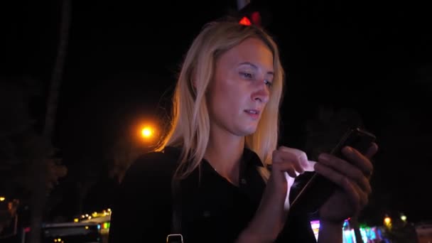 Mooie Jonge Vrouw Met Behulp Van Smartphone Staat Straat Van — Stockvideo