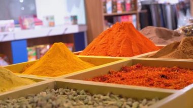 Türkiye 'de pazarda çok sayıda farklı baharat var. Baharatlar ve Türk baharatları ahşap hücrelerde ya da raflarda serilidir. Tezgah veya dükkan penceresi.