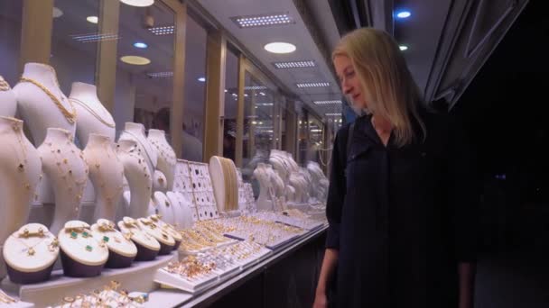 Vacker Kvinna Tittar Smycken Skyltfönstret Kund Nära Smycken Drömmande Flicka — Stockvideo
