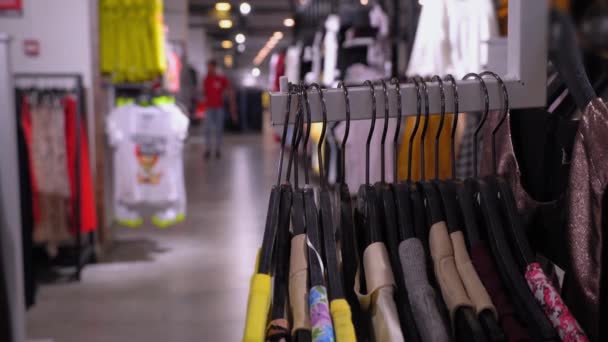 Kleding Winkel Stylage Met Hangers Jeans Close Achtergrond Out Focus — Stockvideo