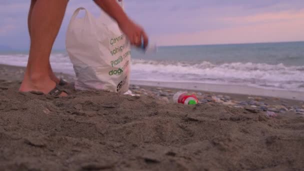 Nierozpoznawalny Człowiek Sprząta Śmieci Zachodzie Słońca Nad Morzem Lub Oceanem — Wideo stockowe