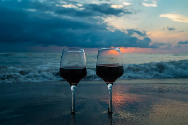 포도주가 아름다운 광경을 배경으로 바다에서의 낭만적 여름밤의 아름다운 — 스톡 사진