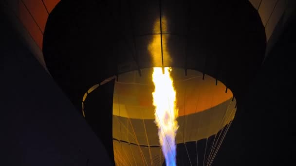 Închiderea Balonului Timp Noapte Timp Umflă Pentru Zbor Arzând Focul — Videoclip de stoc