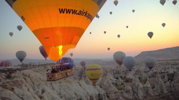 Cappadocia Turkey Eylül 2022 Yakıt Yakan Balonlar Güneşli Bir Sabahta — Stok video