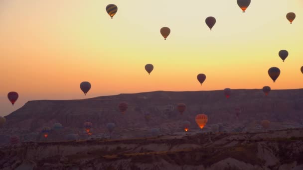 Balónky Pozadí Hor Růžová Obloha Bez Mraků Svítání Balónky Obloze — Stock video