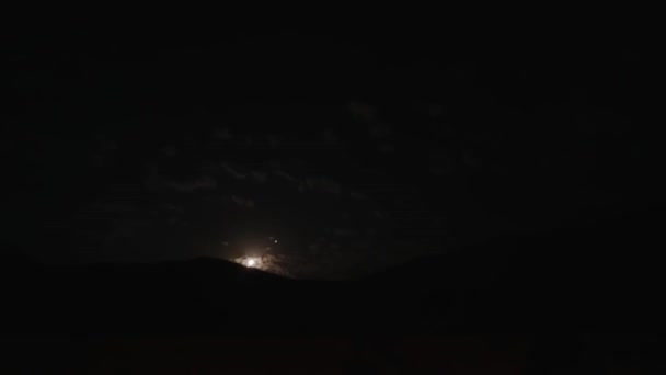 Νύχτα Στα Βουνά Σύννεφα Επιπλέουν Μέσα Από Βουνά Φόντο Τον — Αρχείο Βίντεο
