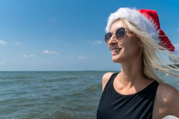 Porträt Einer Jungen Lächelnden Blonden Frau Mit Sonnenbrille Die Einem — Stockfoto
