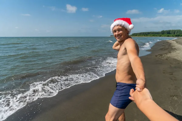 Feliz Homem Sorridente Calções Banho Chapéu Papai Noel Segura Mão — Fotografia de Stock