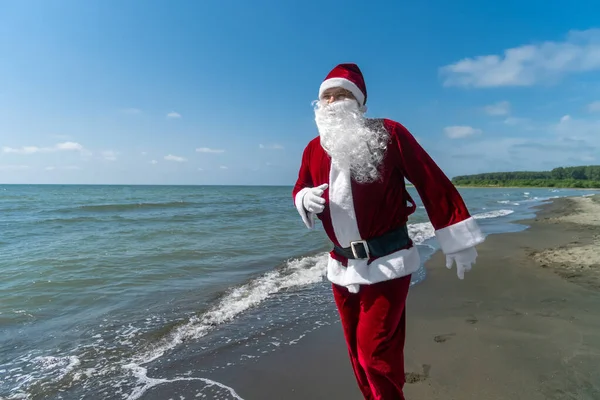 Feliz Papai Noel Correndo Longo Praia Areia Mar Salpicos Espuma — Fotografia de Stock