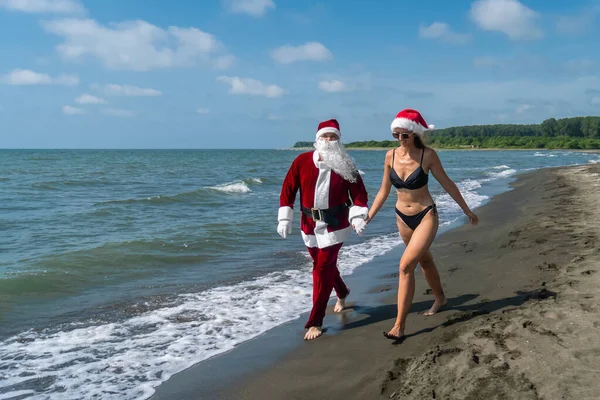 Papai Noel Está Andando Pela Mão Com Uma Jovem Mulher — Fotografia de Stock
