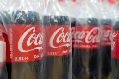 Batumi, Gürcistan - 14 Ağustos 2022: Bir süpermarket paketindeki büyük plastik Coca-Cola şişelerinin yakın çekimi.