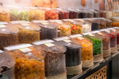 Dükkandaki plastik kaplarda çeşitli kurutulmuş meyveler.