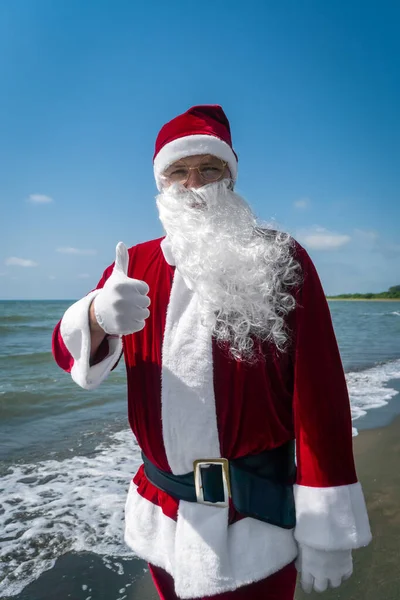 Porträt Des Weihnachtsmannes Mit Erhobenem Finger Auf Dem Meer Einem — Stockfoto