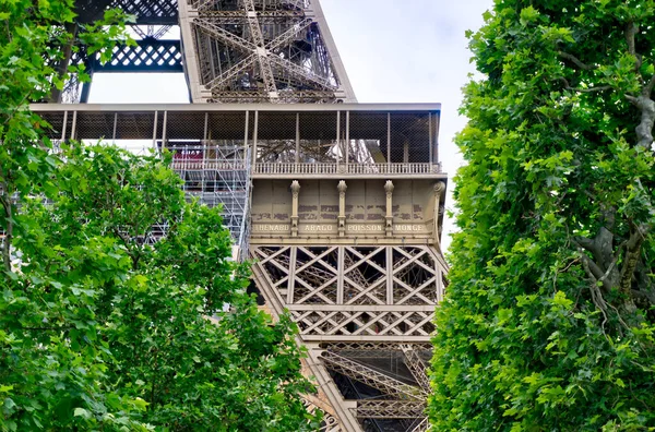 Париж Франція Травня 2022 Року Закрийте Частину Ейфелевої Вежі Через — стокове фото