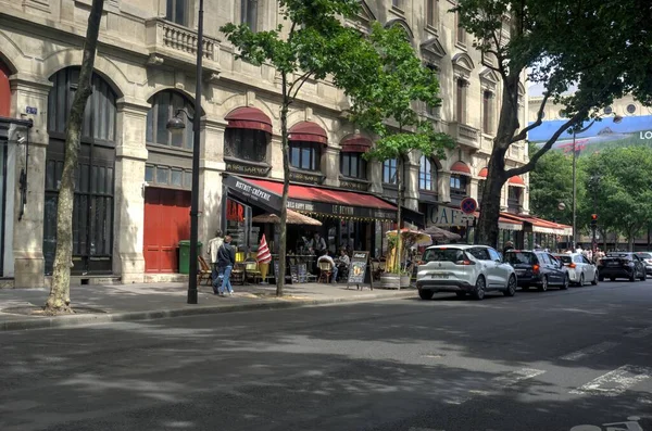 Παρίσι Γαλλία Μαΐου 2022 Καφενεία Δρόμου Πεζούς Και Οχήματα Πρώτο — Φωτογραφία Αρχείου