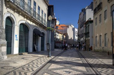 Aveiro, Portekiz - 14 Ağustos 2022: View of street, Rua de Coimbra, in city center with motion-buğulu turistler, sokak mobilyaları, dekoratif binalar ve geleneksel fayanslı yürüyüş yolu