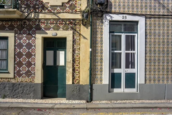Aveiro Portugalia Sierpnia 2022 Widok Dwie Przyległe Rezydencje Przedstawiające Drzwi — Zdjęcie stockowe