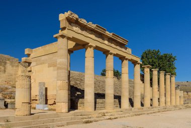 Rodos adasını gezmek. Lindos, Rodos adasındaki antik tapınak kalıntıları, Yunanistan.