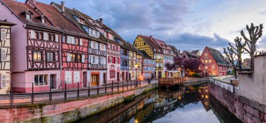 Fransa 'yı gezmek. Colmar 'ın eski kasabasında muhteşem renkli yarı ahşap evler, güzel gece manzarası, Colmar, Alsace, Fransa