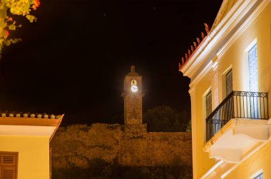 Yunanistan 'ın Nafplio şehrinin tarihi eski saat kulesi, Argolis.