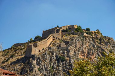 Palamidi 'nin ortaçağ Venedik kalesi, Acronafplia kalesi ve tarihi deniz kenti Nafplio, Argolida, Moreloponnese, Yunanistan' a tepeden bakan bir kale inşa etti.