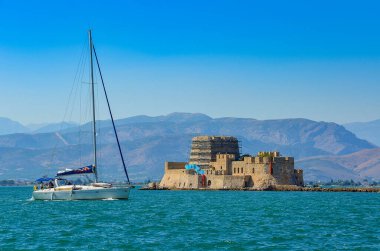 Yunanistan 'ın Mora eyaletinin Argolis kentindeki Nafplio sahil kentinde bulunan limanın girişindeki Venedik su kalesi ünlü Bourtzi..