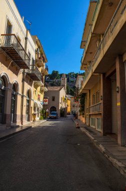 Nafplion 'un güzel dekore edilmiş sokaklarında geleneksel mimari binalar var. Nafplio şüphesiz Argolis, Moreloponnese, Yunanistan 'daki en huzurlu yerlerden biridir.