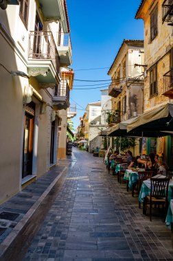 Nafplion 'un güzel dekore edilmiş sokaklarında geleneksel mimari binalar var. Nafplio şüphesiz Argolis, Moreloponnese, Yunanistan 'daki en huzurlu yerlerden biridir.