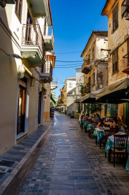 Nafplion 'un güzel dekore edilmiş sokaklarında geleneksel mimari binalar var. Nafplio şüphesiz Argolis, Moreloponnese, Yunanistan 'daki en huzurlu yerlerden biridir.