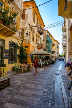 Nafplion 'un güzel dekore edilmiş sokaklarında geleneksel mimari binalar var. Nafplio şüphesiz Argolis, Moreloponnese, Yunanistan 'daki en huzurlu yerlerden biridir.