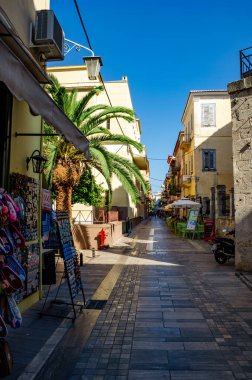 Nafplion 'un güzel dekore edilmiş sokaklarında geleneksel mimari binalar var. Nafplio şüphesiz Argolis, Moreloponnese, Yunanistan 'daki en huzurlu yerlerden biridir.