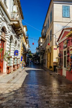 Nafplion 'un güzel dekore edilmiş sokaklarında geleneksel mimari binalar var. Nafplio şüphesiz Argolis, Moreloponnese, Yunanistan 'daki en huzurlu yerlerden biridir.