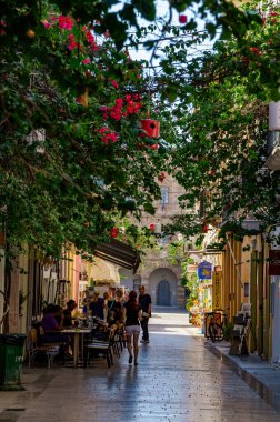 Nafplion 'un güzel dekore edilmiş sokaklarında geleneksel mimari binalar var. Nafplio şüphesiz Argolis, Moreloponnese, Yunanistan 'daki en huzurlu yerlerden biridir.