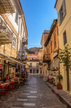 Nafplion 'un güzel dekore edilmiş sokaklarında geleneksel mimari binalar var. Nafplio şüphesiz Argolis, Moreloponnese, Yunanistan 'daki en huzurlu yerlerden biridir.