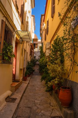 Nafplion 'un güzel dekore edilmiş sokaklarında geleneksel mimari binalar var. Nafplio şüphesiz Argolis, Moreloponnese, Yunanistan 'daki en huzurlu yerlerden biridir.
