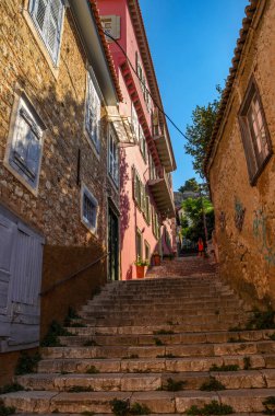 Nafplion 'un güzel dekore edilmiş sokaklarında geleneksel mimari binalar var. Nafplio şüphesiz Argolis, Moreloponnese, Yunanistan 'daki en huzurlu yerlerden biridir.